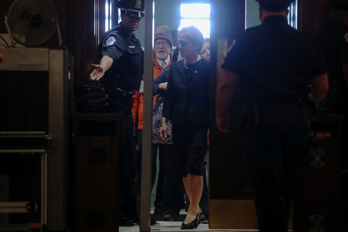 Bývalá velvyslankyně USA na Ukrajině Marie Yovanovitchová vstupuje do místnosti, kde se za zavřenými dveřmi koná slyšení před poslanci americké Sněmovny reprezentantů k procesu impeachmentu prezidenta. Foto: Jonathan Ernst, Reuters