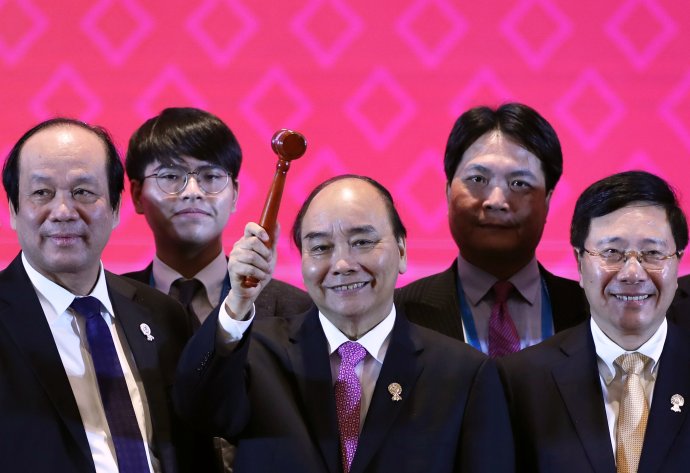 Slavnostní zakončení letošního summitu ASEAN. S paličkou uprostřed se usmívá Nguyen Xuan Phuc, premiér Vietnamu, který v Bangkoku převzal rotující předsednictví ASEANu. Z výsledku summitu se může radovat Čína, Američané si stěžují na bojkot. Foto: Soe Zeya Tun, Reuters