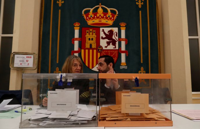 Volební místnost během druhých předčasných parlamentních voleb ve Španělsku v letošním roce. Foto: Jon Nazca, Reuters
