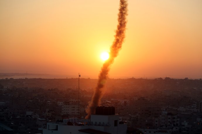 Kouř po jedné z raket vypálených z palestinské Gazy na Izrael v odplatě za izraelský útok a zabití lídra teroristické organizace Islámský džihád, které bylo samo odplatou za střelbu palestinských raket na Izraelce. Foto: Mohammed Salem, Reuters