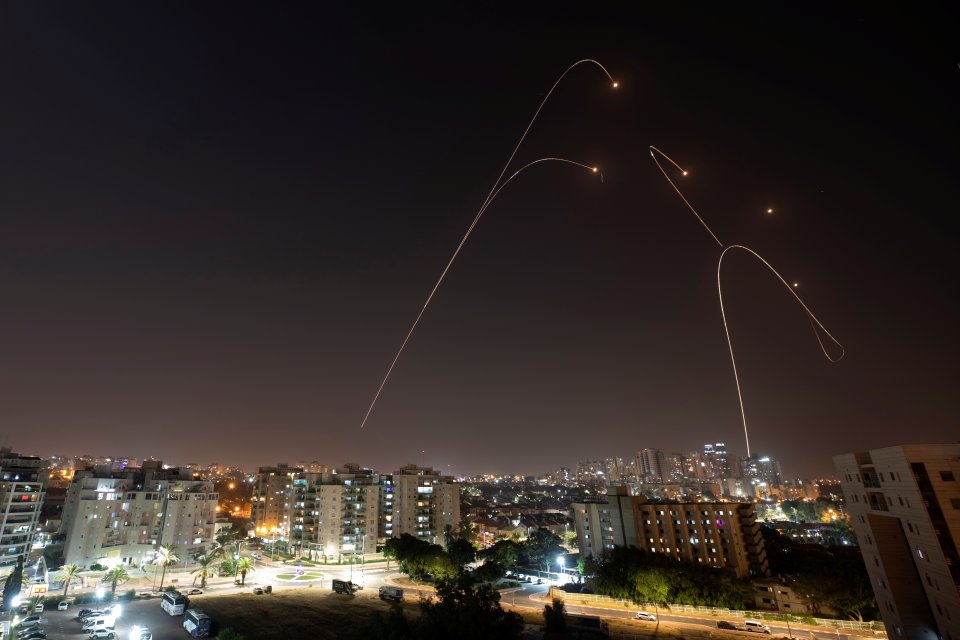 Izraelský protiraketový systém Iron Dome sestřeluje nad Aškelonem palestinské rakety vystřelené z Pásma Gazy. 13. 11. 2019. Foto: Amir Cohen, Reuters