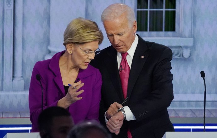 Elizabeth Warrenová a Joe Biden při demokratické debatě v Atlantě. Foto: Brendan McDermid, Reuters