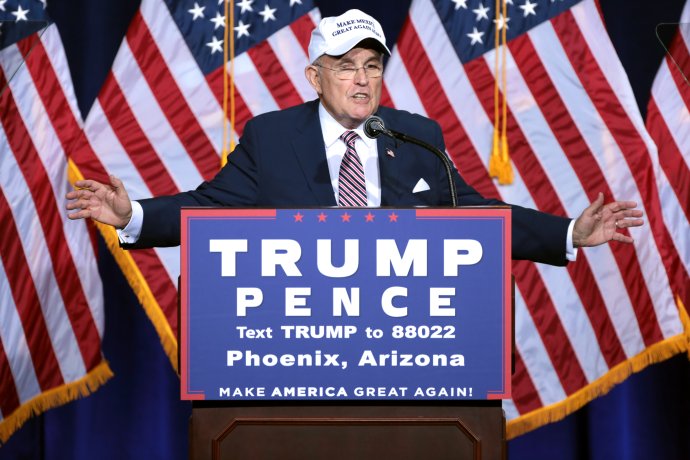 Rudy Giuliani podle odvolacího soudu, který mu licenci pozastavil, lhal soudům, když tvrdil, že prezidentské volby vyhrál Donald Trump, jemuž bylo vítězství „podvodně ukradeno.“ Foto: Gage Skidmore, Flickr