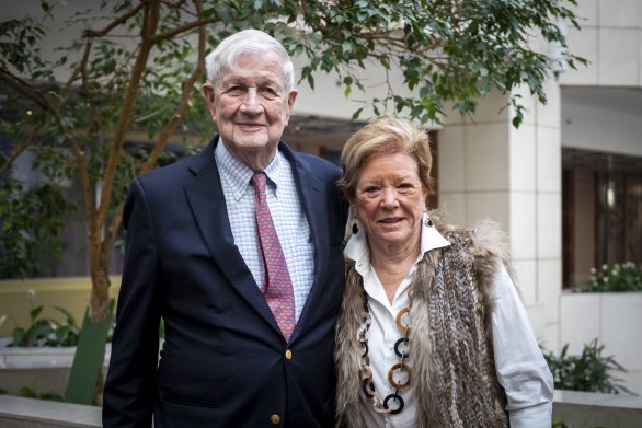 Někdejší americký velvyslanec William Luers a jeho žena Wendy za komunistů pomáhali československým disidentům, po pádu režimu se vším, co bylo potřeba - od učitelů angličtiny přes oblečení na inauguraci až po expertní konzultace k ústavě. Foto: Gabriel Kuchta, Deník N