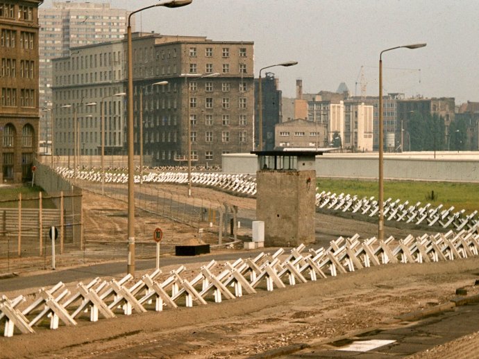 Berlínská zeď (vpravo) a pás smrti s protitankovými zábranami a strážní věží na východoněmecké straně. Srpen 1977. Foto: George Garrigues, Wikimedia Commons, CC BY-SA 3.0