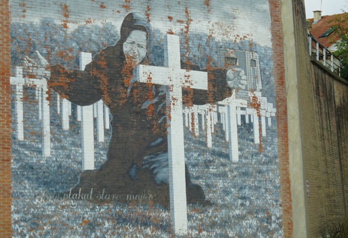 Chorvatsko má svůj velký mýtus. Je jím příběh o Vukovaru, městu-hrdinovi (Grad heroj), které statečně čelilo nepříteli a svůj život položilo na oltář vlasti. Na snímku malba truchlící ženy na jedné z vukovarských zdí. Foto: Magdalena Slezáková, Deník N