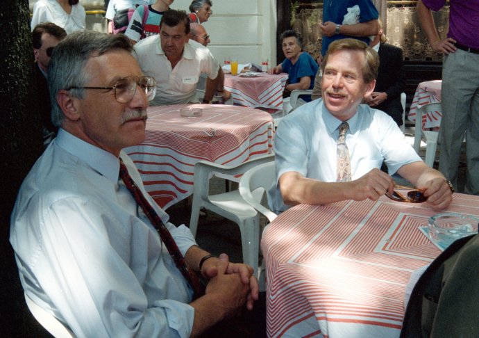 „Vašku, já ty strany prostě nemusím...“ „Vašku, ale občanská společnost je úplně falešná představa.“ (Václav Havel a Václav Klaus na snímku z roku 1992.) Foto: ČTK