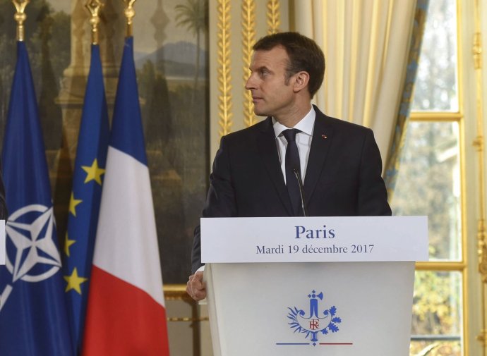 Francouzský prezident Macron s vlajkami NATO, EU a Francie v Paříži. Foto: NATO