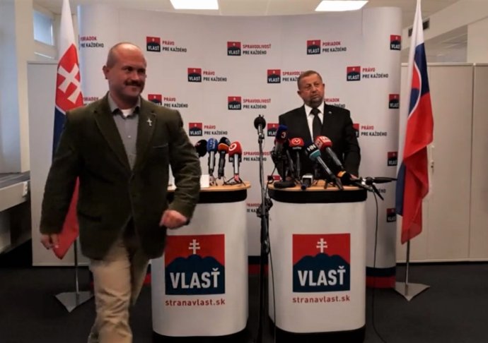 Marian Kotleba opouští tiskovou konferenci se Štefanem Harabinem. Foto z videa Harabinovy strany Vlast na jejím facebookovém profilu