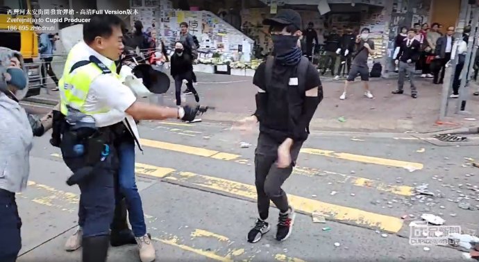 Moment, kdy policista střílí ostrými náboji na neozbrojeného protestujícího v Hongkongu. Záběr z videa: Cupid Producer / Reuters
