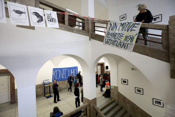 Obrazem: Studenti kvůli klimatu okupují se spacáky fakultu, její vedení na ně chce poslat policii