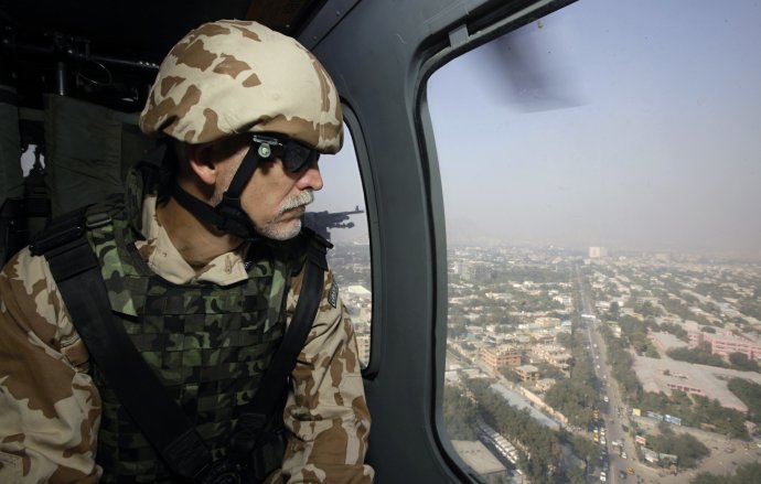 V roce 2012 náčelník generálního štábu Petr Pavel sleduje z amerického vrtulníku afghánské hlavní město Kábul při své první návštěvě českých vojáků v misi ISAF. Afghánistán navštívil společně s premiérem Petrem Nečasem. Foto: ČTK