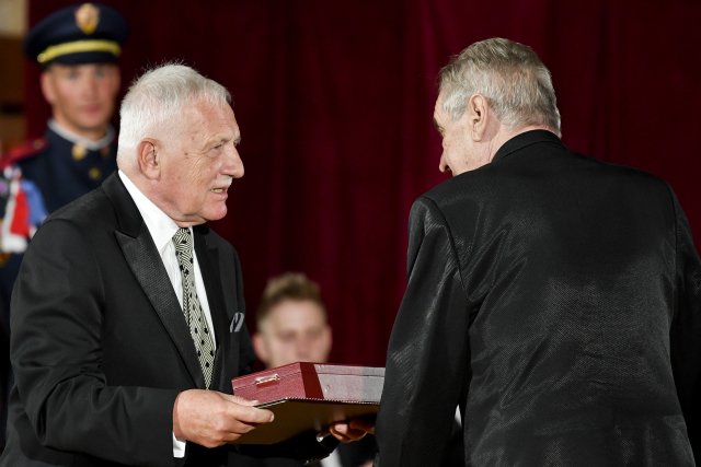 V roce 1998 si rozdělili moc opoziční smlouvou, o dvě desítky let později si rozdělovali medaile (na snímku Miloš Zeman a Václav Klaus při udělování státních vyznamenání 28. října letošního roku). Foto: ČTK