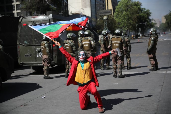 Už vás máme dost! Demonstrant převlečený za Jokera na protivládních protestech v Santiagu de Chile. Foto: ČTK/AP