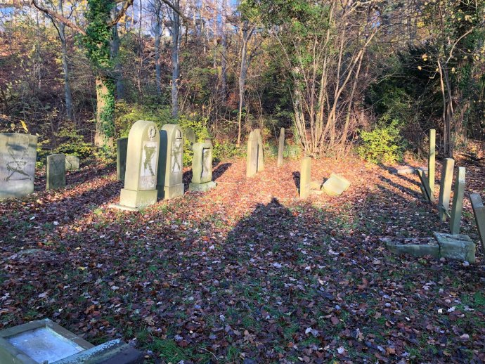 Poničené náhrobky na židovském hřbitově v dánském Randers radnice do 3 dnů zase opravila. Foto: radnice v Randers, Facebook Randers Kommune
