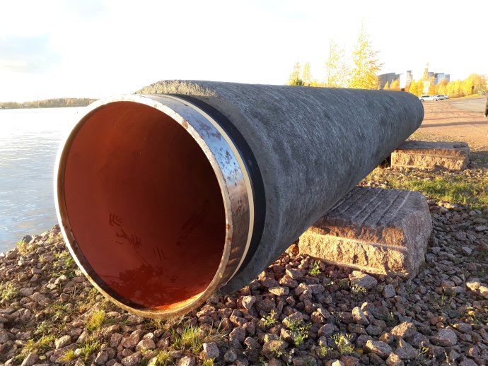 Potrubí plynovodu Nord Stream vystavené na břehu u finské obce Kotka. Foto: Vuo, Wikimedia Commons, CC BY-SA 4.0