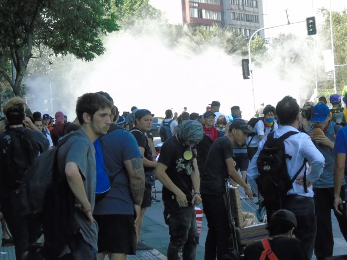 Policie útočí na demonstranty slzným plynem, dlouhotrvající nepokoje už však poněkud uvadají. Část protestujících si přesto uchovává vytrvalost a odhodlání. Santiago de Chile, 24. 11. 2019. Foto: Tomáš Nídr