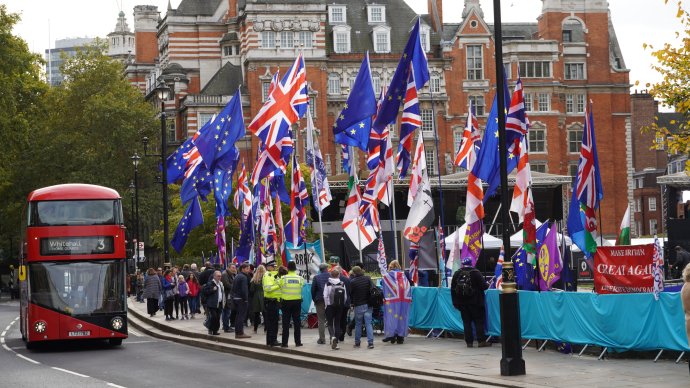 Britské i evropské vlajky při demonstraci k brexitu, kolem níž projíždí londýnský dvoupatrový autobus. Foto: Franz Wender, Unsplash
