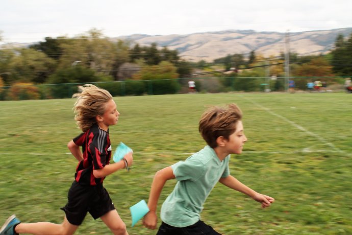 Běží pro zábavu, nebo o závod a pro potěšení rodičů? Foto: Unsplash, Lisa Wall