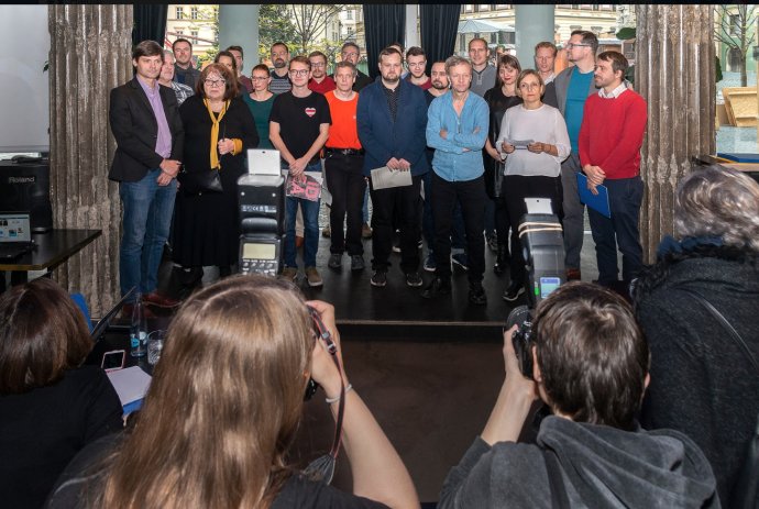 Spolek Otevřené Brno chce být opozicí, i když lidé ze Zelených, Žít Brna a Idealistů se nedostali v posledních komunálních volbách do brněnského zastupitelstva. Uprostřed v tmavomodrém saku Martin Freund, bývalý zastupitel, který vznik nové platformy inicioval. Vlevo na kraji senátor Marek Hilšer a bývalá senátorka Eliška Wagnerová, kteří projekt podporují. Foto: Otevřené Brno