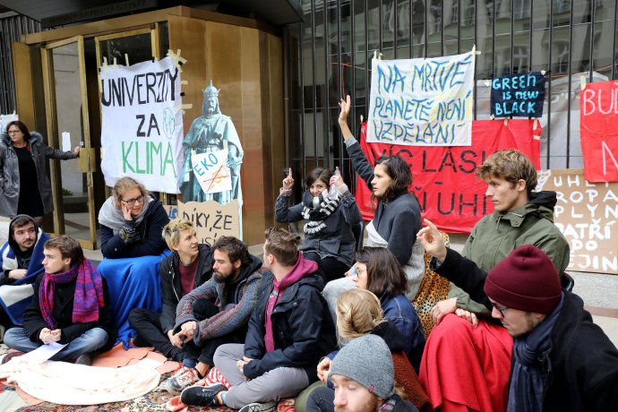 Účastníci okupační stávky za klima před pražským Karolinem. Foto: Ludvík Hradilek, Deník N