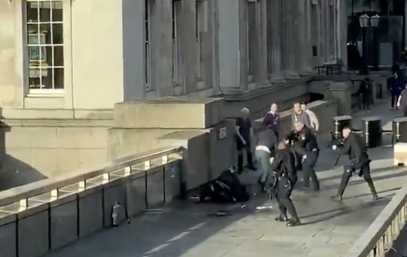 Policejní jednotka na London bridge zasahuje proti Usmanu Khanovi, který v Londýně pobodal několik lidí. Krátce po tomto momentu ho zastřelí. Foto z videa zveřejněho na Twitteru uživatelem „Hand luggage only“, Reuters