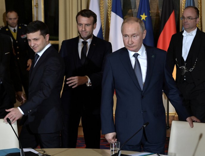Prezidenti Ukrajiny a Ruska Volodymyr Zelenskyj a Vladimir Putin, mezi nimi Emmanuel Macron během pařížského jednání tzv. normandské čtyřky o válce na Ukrajině. Čtvrtá účastnice kancléřka Merkelová na snímku není vidět. Foto: Alexej Nikolskyj, Kreml / Reuters