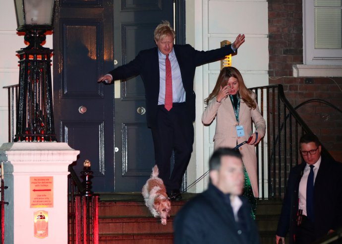 Britský premiér Boris Johnson s přítelkyní Carrie Symondsovou a psem Dilynem po vítězství ve volbách před sídlem Konzervativní strany v Londýně. Foto: Lisi Niesnerová, Reuters
