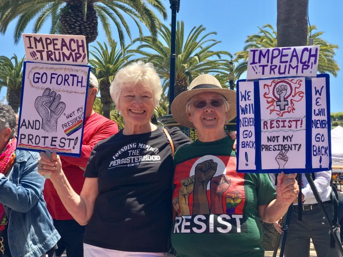 Protestující na pochodu za impeachment Donalda Trumpa. Foto: Master Steve Raport, Flickr