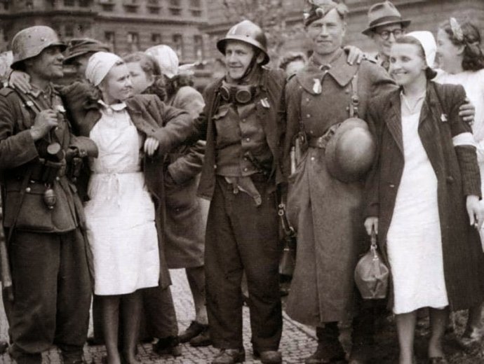 V květnu 1945 se ruským vojákům v německých uniformách dostalo v pražských ulicích vřelého přijetí. Foto: weaponsandwarfare.com