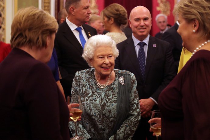 Britská královna Alžběta II. při recepci v Buckinghamském paláci k summitu NATO v Londýně s německou kancléřkou Merkelovou a norskou premiérkou Solbergovou. Za královnou v bílé košili rumunský prezident Klaus Iohannis, úplně v pozadí Donald Trump. Foto NATO