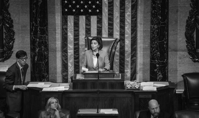 Moment, kdy Sněmovna reprezentantů v čele s šéfkou demokratů Nancy Pelosiovou odhlasovala, že bude jednat o impeachmentu Donalda Trumpa. Foto: Office of Speaker Nancy Pelosiové