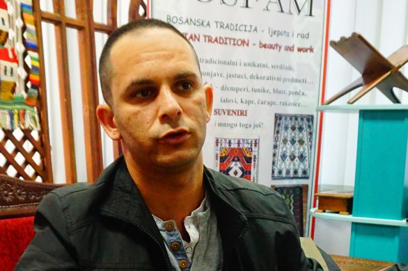„Nesmím a nebudu nenávidět, nechci být jako oni." Zijo Ribić (35), jediný přeživší masakru v bosenských Hamzićích. Dnes žije ve městě Tuzla, kde mluvil s českými a slovenskými středoškoláky a pak i s Deníkem N. Foto: Magdalena Slezáková, Deník N