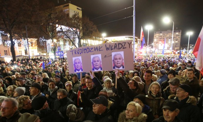 Demonstrace proti změnám v polském soudnictví prosazovaným vládní stranou PiS 18. prosince ve Štětíně. Foto: C. Aszkielowicz, Agencja gazeta / Reuters