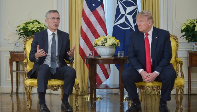 Generální tajemník NATO Stoltenberg a americký prezident Trump před začátkem summitu NATO v Londýně 2019. Foto: NATO