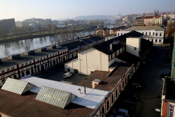 Výhled z vodárenské věže na Pražskou tržnici a nevěstinec Showpark, Foto Ludvík Hradilek, Deník N