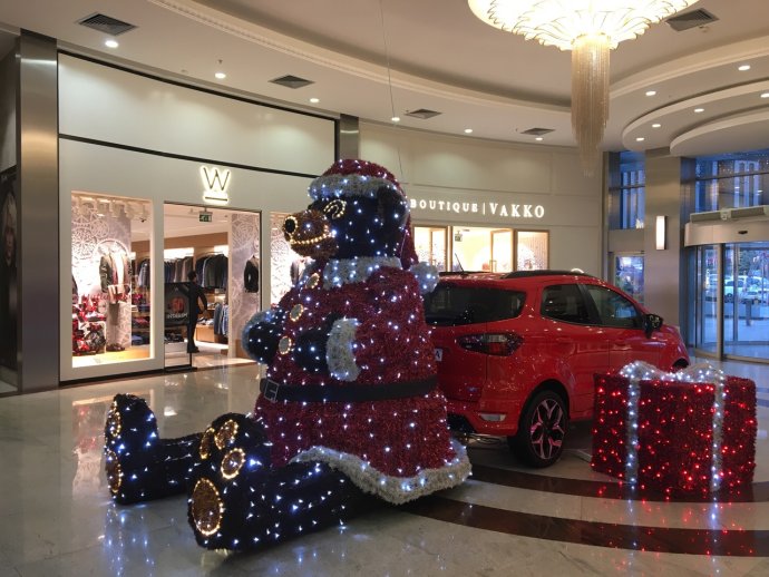 Některá turecká nákupní centra jsou před Vánoci k nerozeznání od těch v původně křesťanských zemích. Foto: Jana LeBlanc, Deník N