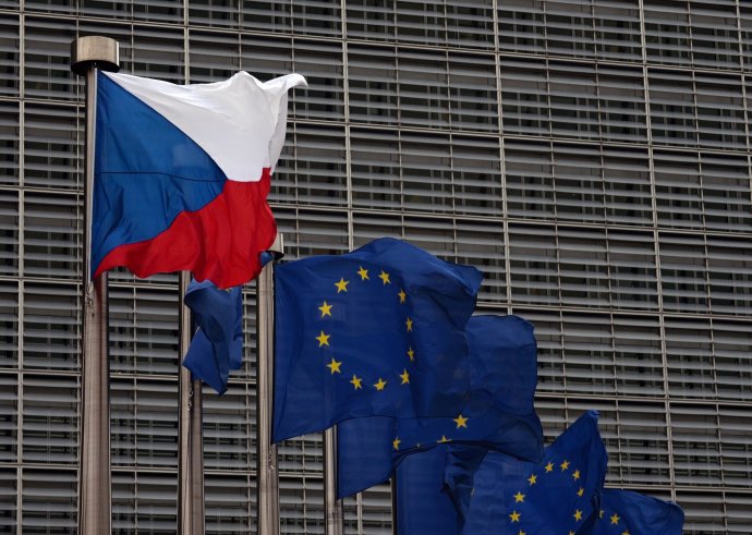 Vlajky České republiky a Evropské unie na stožárech před sídlem Evropské komise v Bruselu. Foto: Jakub Dospiva/ČTK