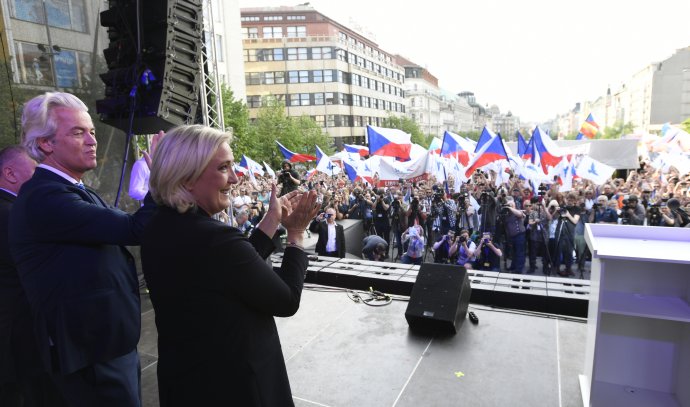 Populisté vědí, co chtějí zklamaní lidé slyšet. SPD si letos do Prahy pozvala mistry v tomto oboru: Geerta Wilderse z Nizozemska a Francouzku Marine Le Penovou. Foto: čtk