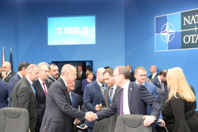 Prezident Zeman na summitu NATO u Londýna s bodyguardem, za tureckým prezidentem Erdoganem potřásajícím si rukou s britským ministrem zahraničí Raabem. Foto: NATO