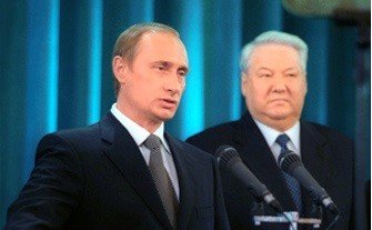Putin skládá svou první prezidentskou přísahu po boku odcházejícího Jelcina. Tehdy mu bylo 47 let. Zdroj: kremlin.ru