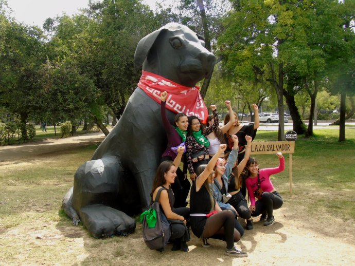 Symbolem rozsáhlých protestů napříč Chile je pes Negro matapacos, přestože už 2 roky nežije. V hlavním městě Santiagu má tuto sochu. Foto: Tomáš Nídr