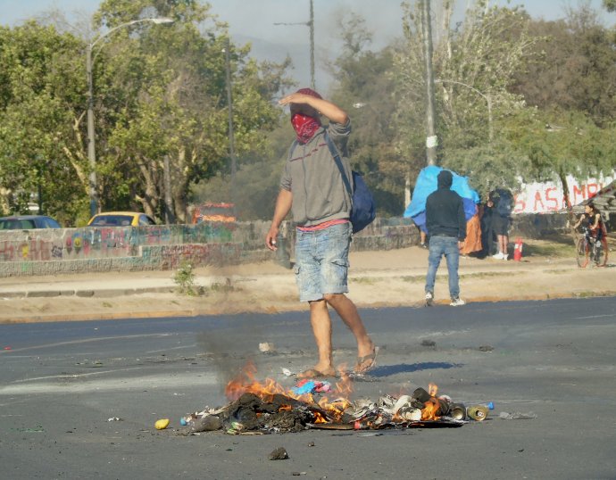 Pálení odpadků demonstranty během protestů v Chile. Foto: Tomáš Nídr