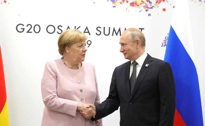 Setkání kancléřky Merkelové a prezidenta Putina během summitu G20 v japonské Ósace 2019. Foto: kremlin.ru