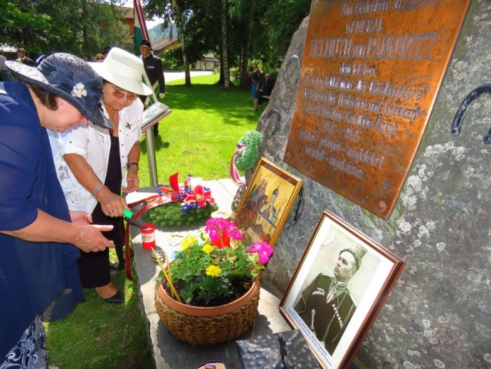 Eugenie Čihalová (v bílém) u pomníku zavražděným kozákům. Zdroj: Fb