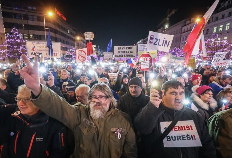 Na protivládní demonstraci dorazily na Václavské náměstí tisíce lidí. Foto: Gabriel Kuchta, Deník N