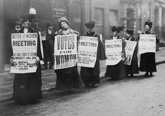 Na začátku minulého století musely ženy bojovat o své právo vyrovnat se mužům. Dnešní společnost je potřebuje tam, kde muži často selhávají. Foto: Library of Congress (LC-DIG-ggbain-00111)