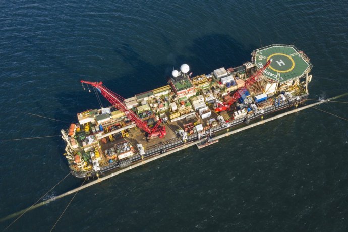 Švýcaři zareagovali na vyhlášení amerických sankcí namířených proti projektu North Stream 2 okamžitě – zastavili práce a odvolali svou unikátní loď na kladení potrubí na mořské dno do přístavu. Zdroj: Nord Stream 2 / Axel Schmidt