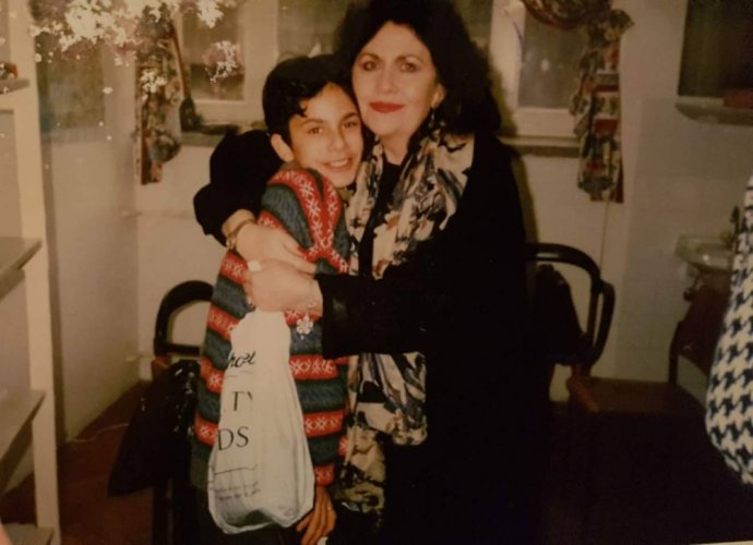 Malý Zijo s Angličankou Colleen, s níž se poznal během léčby v Černé Hoře a která se stala jeho druhou matkou. Foto: archiv Zija Ribiće