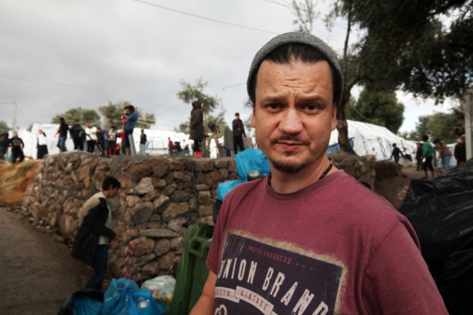 Český dobrovolník Milan Votýpka na řeckém ostrově Lesbos. Foto: Andrej Bán, Denník N